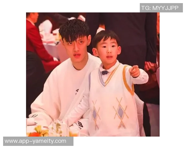 周琦儿子糊糊与曾凡博亲密互动温馨瞬间引发关注