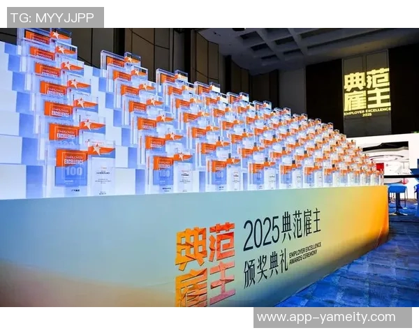 谢尔基分享全场最佳奖杯照片庆祝2025年完美收官时刻 谢尔基分享全场最佳奖杯照片庆祝2025年完美收官时刻